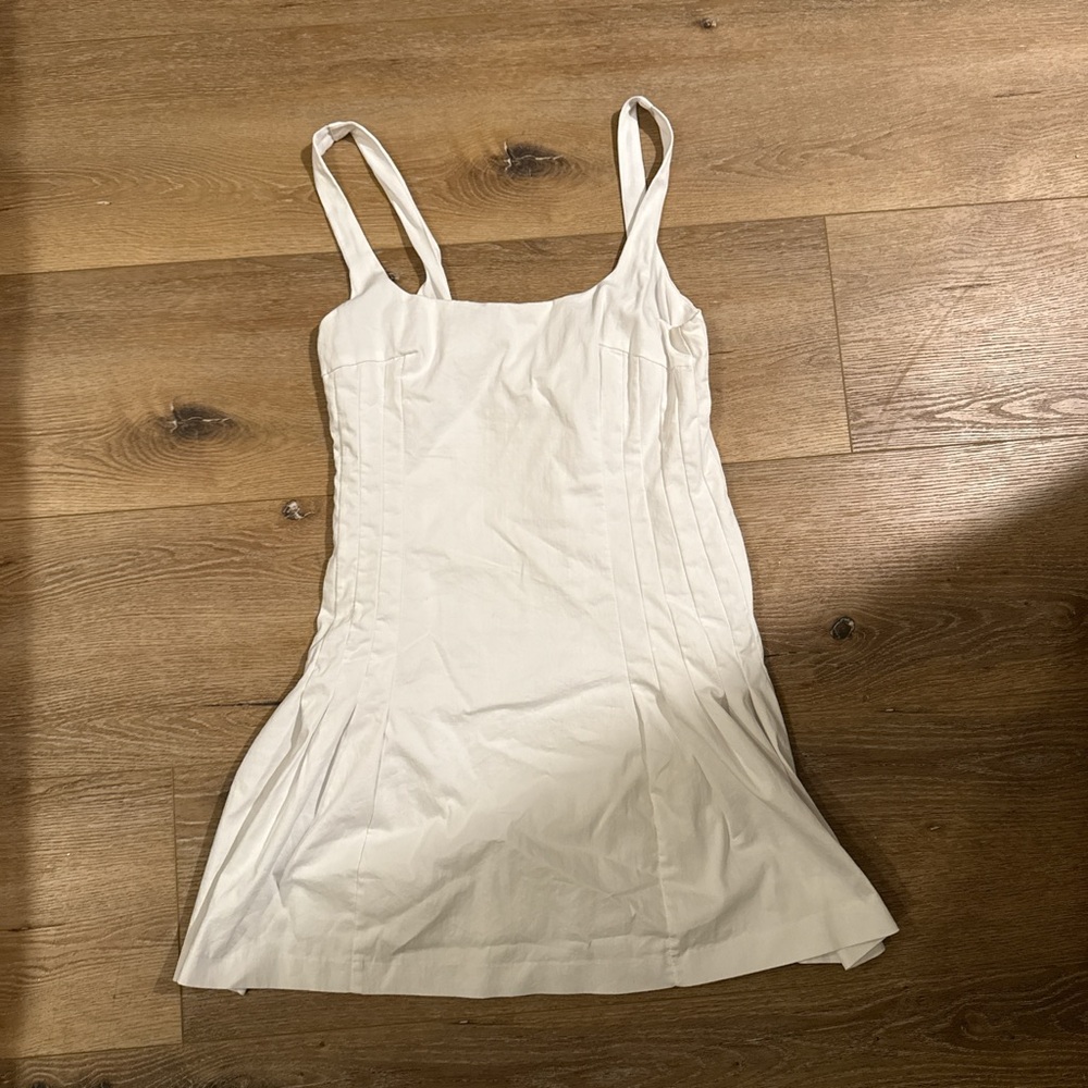 Elegant White Sleeveless Dress